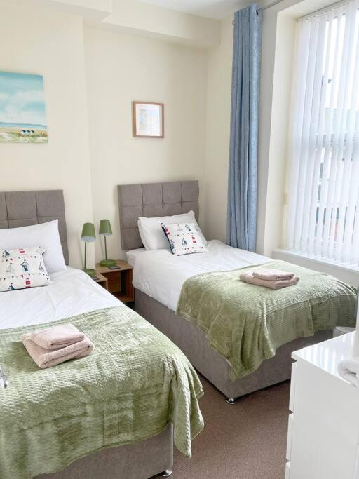 Private Parking, Central Llandudno, King Bed With Ensuite At Clement Lodge Kültér fotó