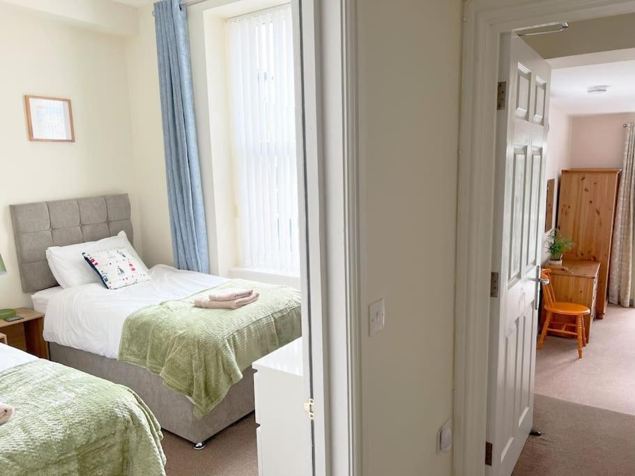 Private Parking, Central Llandudno, King Bed With Ensuite At Clement Lodge Kültér fotó